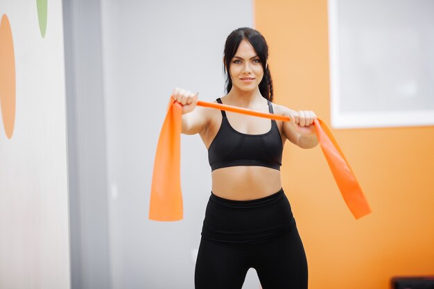 Fitness vrouw doet oefeningen in de sportschool