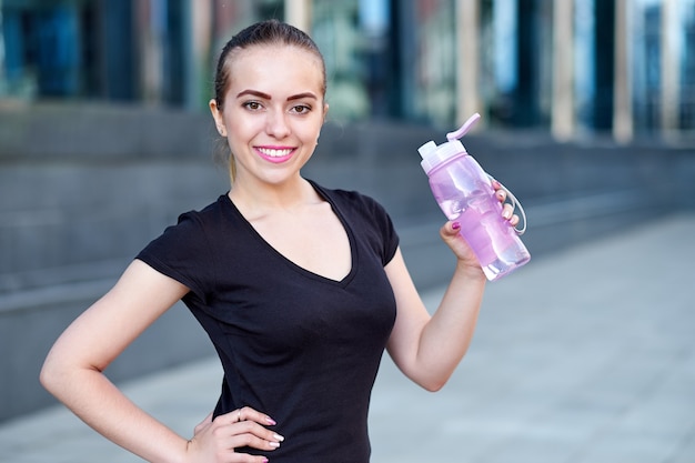 Fitness vrouw drinkwater na de training