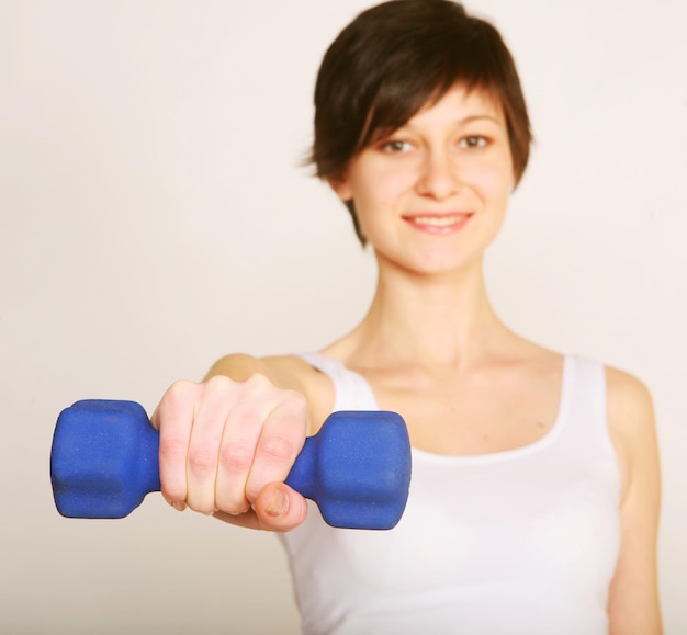 Fitness vrouw gewichten op te heffen