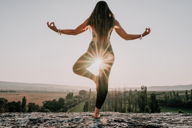 Fitness vrouw goed uitziende vrouw van middelbare leeftijd met lang haar fitness-instructeur in leggings en tops