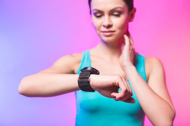 Foto fitness vrouw met behulp van fitness tracker