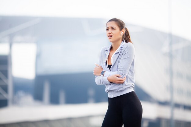 Fitness vrouw met pijn in haar elleboog