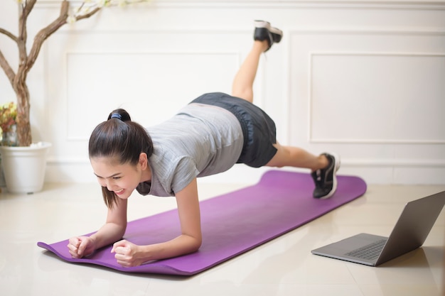 Fitness vrouw oefenen in huis