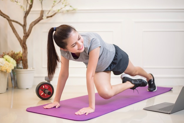 Fitness vrouw oefenen in huis