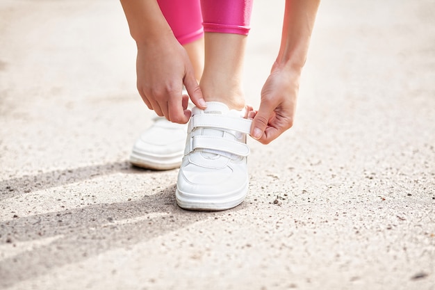 Fitness. Vrouw Runner aanscherping schoenkant. Runner Vrouw Voeten Uitgevoerd Op Weg Close-up Op Schoen