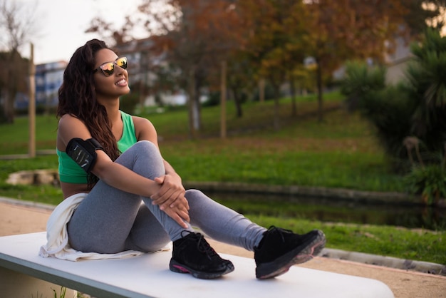 Fitness vrouw runner ontspannen in het stadspark