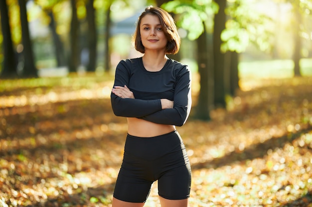 Fitness vrouw terwijl je in het park staat