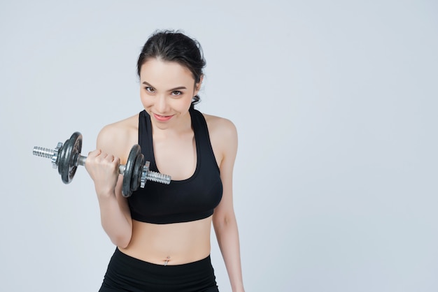 fitness vrouw tillen halter op witte achtergrond, meisje oefening 's ochtends, training