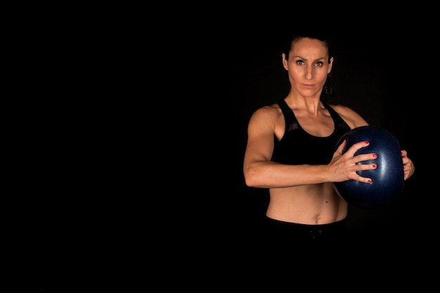 Foto fitness vrouw training met fitball bal