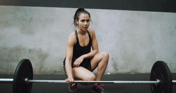 Photo fitness weight lifting and portrait of woman body builder in gym for training exercise and intense workout strong body muscle and female person lifting weights for challenge wellness or strength