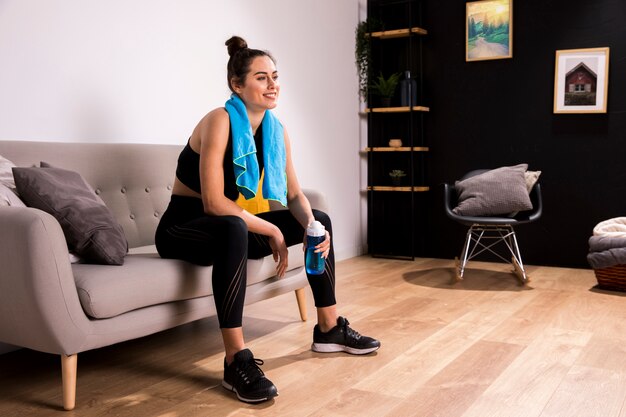 Photo fitness woman doing exercise at home