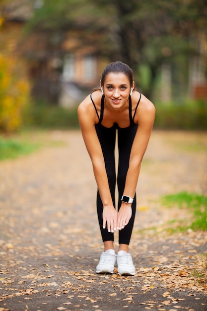 フィットネス。路上トレーニング運動をしている女性