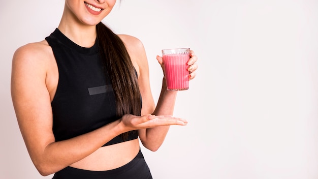 Donna fitness bevendo un succo di disintossicazione