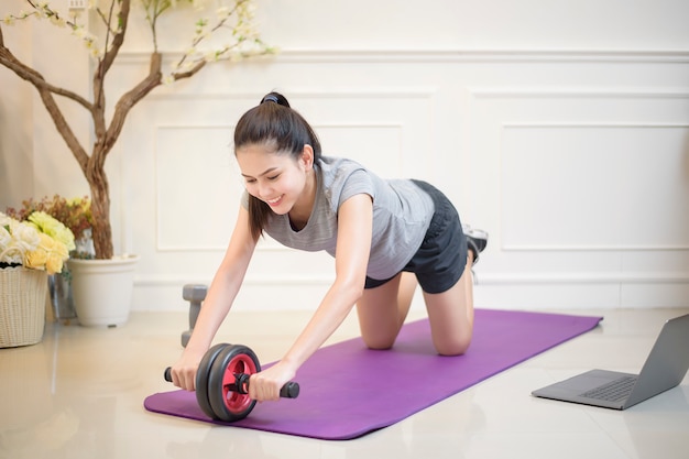 自宅でフィットネス女性運動