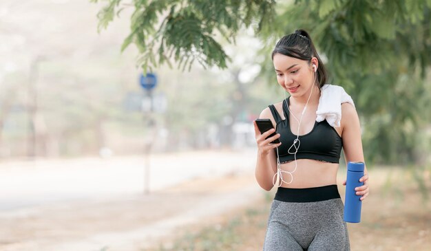 ランニングやアウトドアでのエクササイズを終えてリラックスできるフィットネス女性ランナー。