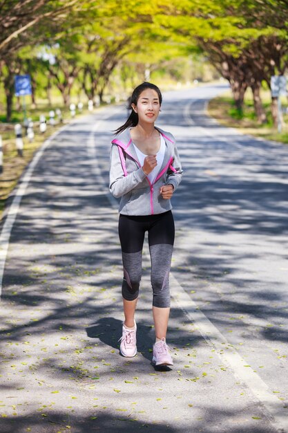 公園で走っているフィットネス女性