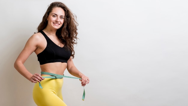 Photo fitness woman with a measurement tape