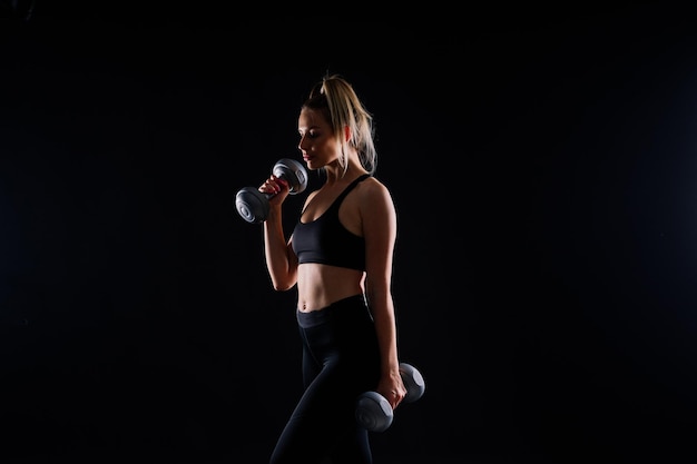Fitness workout en vrouw met gewichten in een studio voor een arm of krachttraining met motivatie