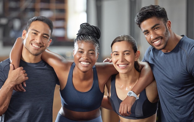 Gruppo di allenamento fitness o persone in un ritratto felice per un buon esercizio di allenamento o una sessione di lezione in palestra diversi amici sportivi uomo e donna affrontano insieme per la salute, il benessere e la forza del corpo