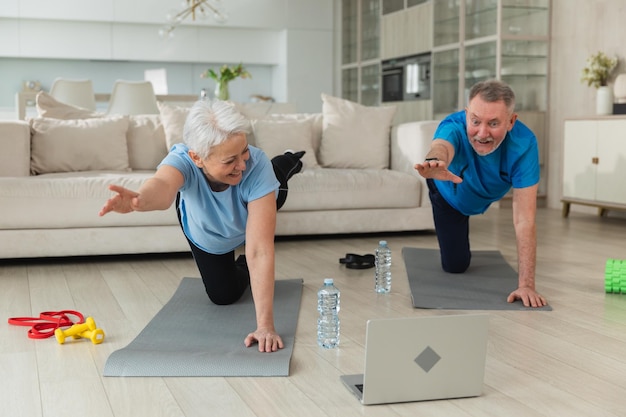 Fitness workout training senior volwassene volwassen gezond fit paar doen sport oefening op yoga mat op