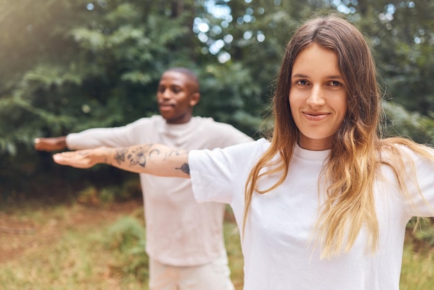 Fitness zen en yoga-paar oefenen buitenshuis in park of bos, samen binding terwijl ze een gezonde levensstijl leiden Interraciale vriendin en vriend trainen balans en houding tijdens het mediteren