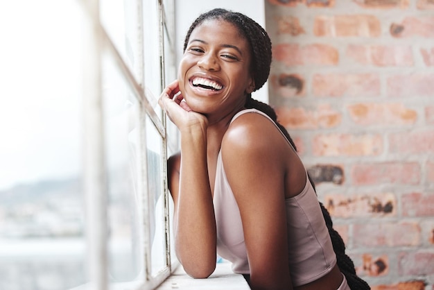 Fitness zwarte vrouw en blij lachend bij het raam in de sportschool voor training, motivatie, training, wellness en sport rust Gelukkige Afrikaanse vrouw glimlach en oefening voor komische grap of gezond cardio portret