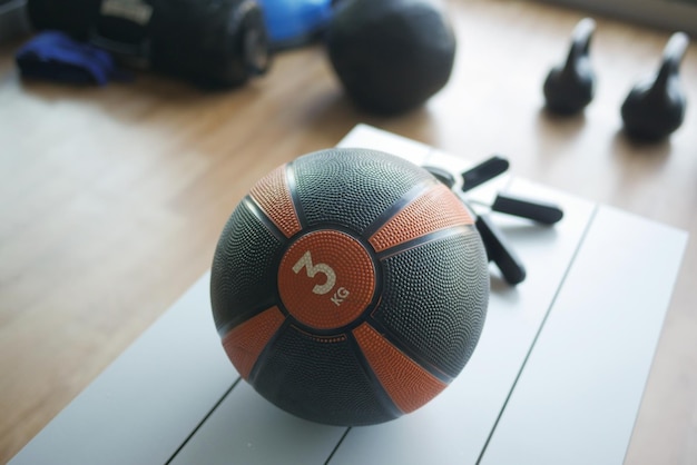 Fitnessapparatuur of dumbbell kettlebell op een sportbank