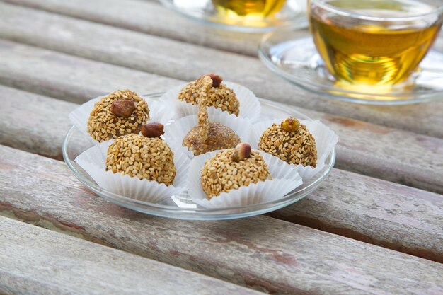 Foto fitnessdessert - zelfgemaakte dieettruffels met gedroogde vruchten en noten op de glasplaat