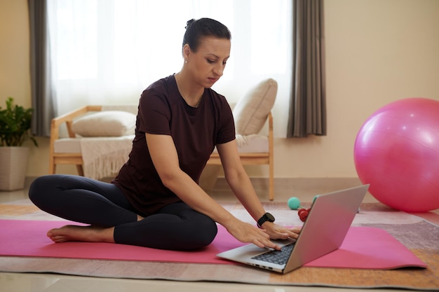 Fitnessinstructeur die vragen over kijkers beantwoordt