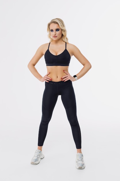 Fitnessinstructeur Vrouwelijke fitnesstrainer Witte geïsoleerde achtergrond