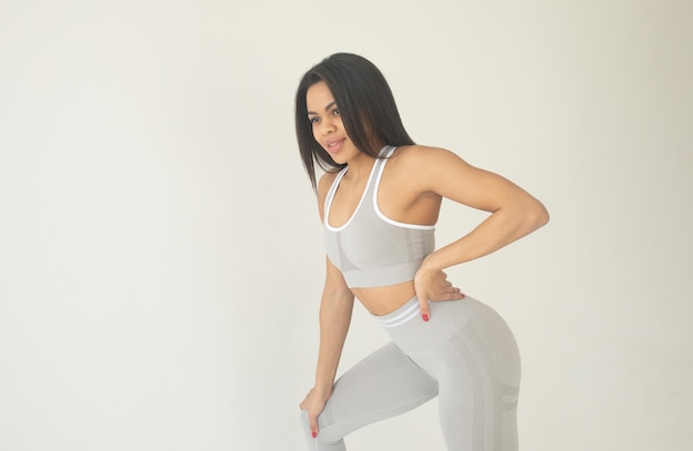 Fitnessmodel in legging met mooie billen. Sportief getrainde vrouw buit