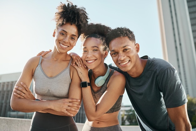 Fitnessondersteuning en vrienden trainen in de stad met een doelmissie en glimlach Gelukkige oefening en portret van een groep zwarte gezondheidsmensen met trots, solidariteit en motivatie voor sport