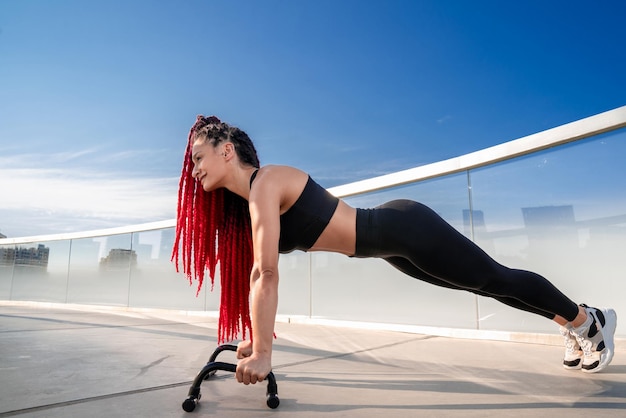 Fitnessruimte en training van een vrouw die plankoefeningen doet of traint voor wellness met focus op een gezonde levensstijl Vrouwelijke atleet met lichaamsgewichtroutine voor een sterke kernsport, gezondheid en balans