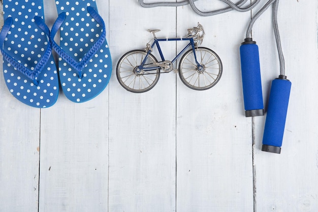 Fitnesssport en gezond lifestyle concept springtouw met blauwe handvatten teenslippers