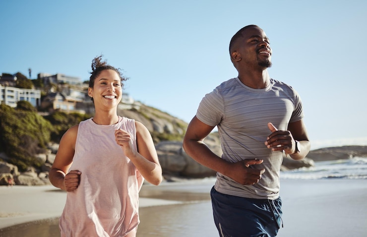 Foto fitnessstrand en rennend zwart stel training en oefening voor cardiovasculaire wellness met vrijheid gelukkige hardlopers en afrikaanse vrouw houden van sportactiviteiten met een gezonde partner