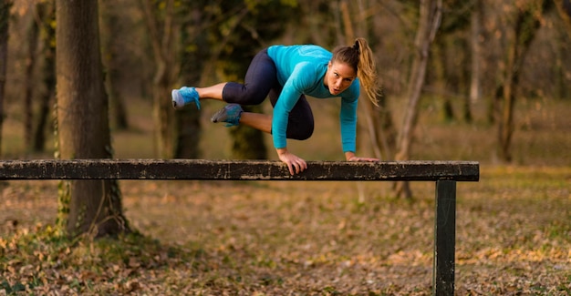 Foto fitnesstraining in het park