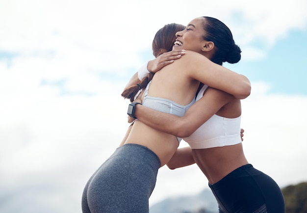 Fitnessvrienden en knuffel voor sporttraining en training voor een gezonde levensstijl in de natuur Gelukkige actieve vrouwen knuffelen voor sportvriendschap in cardiogezondheid en welzijn in de buitenlucht