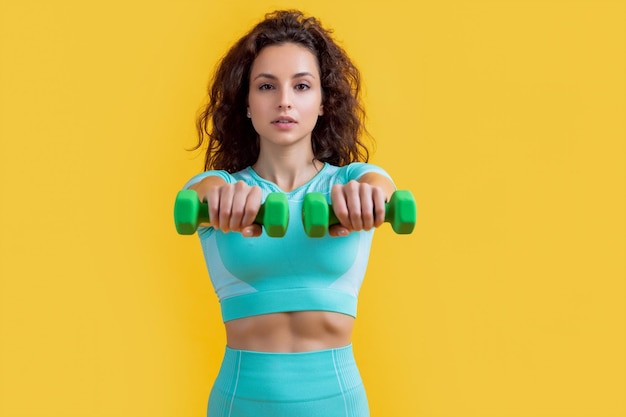 fitnessvrouw doet gewichtheffen met dumbbell met selectieve focus fitnessvrouw