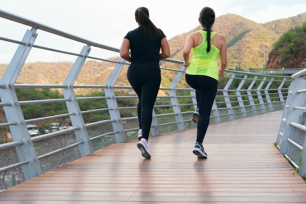 Fitnessvrouwen die op het park rennen