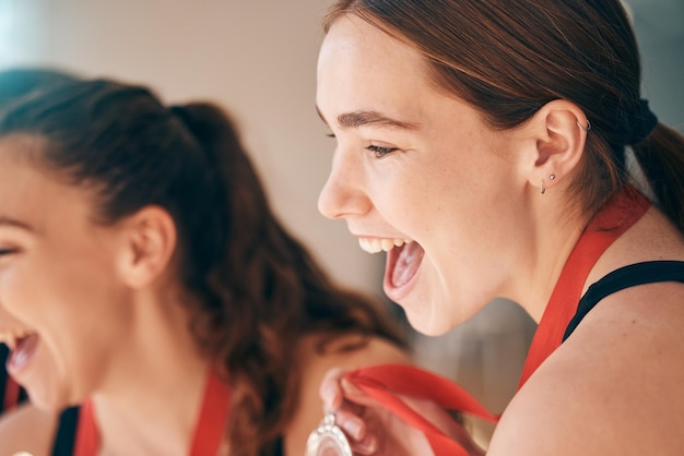 Fitnessvrouwenmedaille en sportwinnaar vieren kampioensprijs of prijs na wedstrijd of spel Gezicht van atletenmensen of opgewonden vrienden blij met prestatiesucces of winnende prestatie