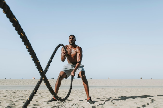 Fitte man die aan het trainen is met gevechtstouwen