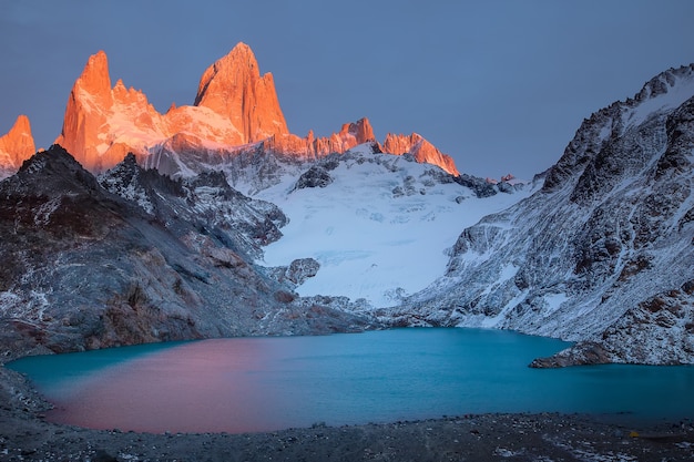 Fitzroys rosso fuoco picco e lago all'alba nel parco nazionale los glaciares patagonia argentina