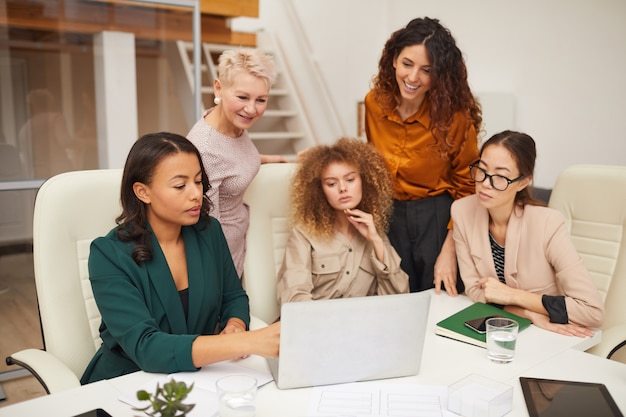 Photo five businesswomen coworking in office