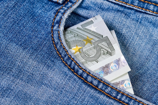 Cinque banconote in euro nella tasca dei jeans