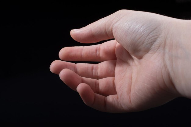 사진 부분적으로 보이는 인간 손의 다섯 손가락