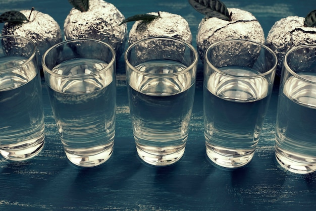 Five Glasses Blue Drink surrealisme Apple Foil Blue Shabby achtergrond.