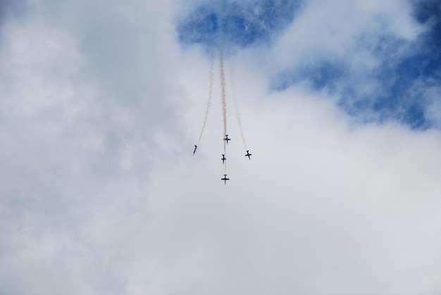 青い空から5機の飛行機が非常に速く飛んでいきます