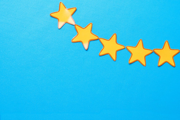 Фото Пять звезд для оценки качества продукта желтые пять звезд значок оценки качества на синем фоне