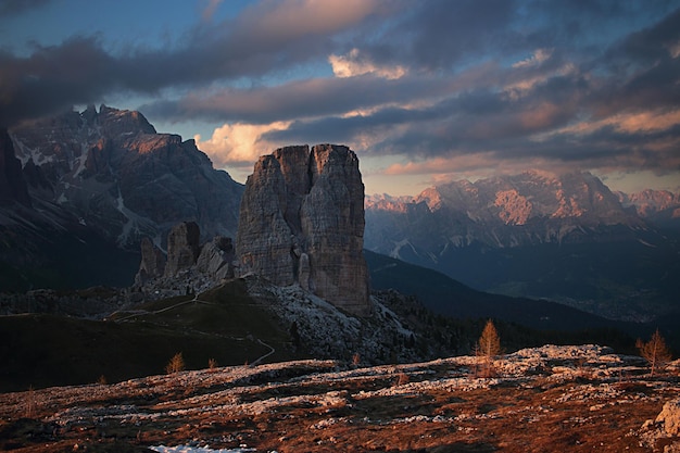 다섯 개의 타워 Dolomites의 산, 유명한 관광 명소 Le Cinque Torri delle Montagne Dolomiti (도로미티의 다섯 개의 탑)