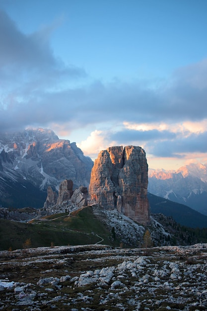 Photo the five towers mountains of the dolomites known tourist spot le cinque torri montagne delle dolomiti nota localita turistica